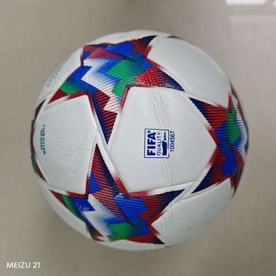 Bola de futebol branca com padrão colorido e selo FIFA em fundo cinzento