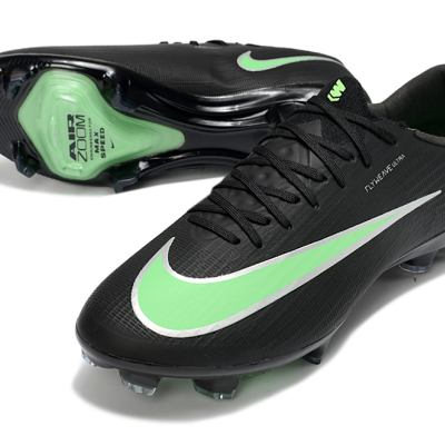 Chuteiras de futebol Nike pretas com verde claro e sola com cravos