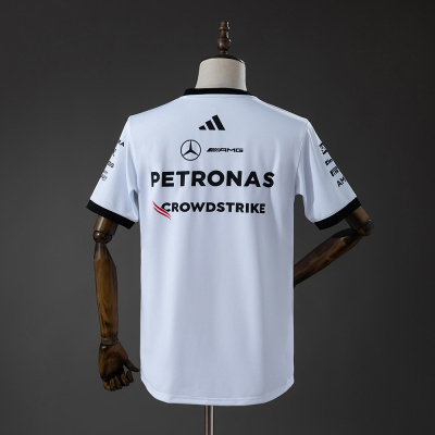 T-shirt branca com logótipos PETRONAS e outros no verso