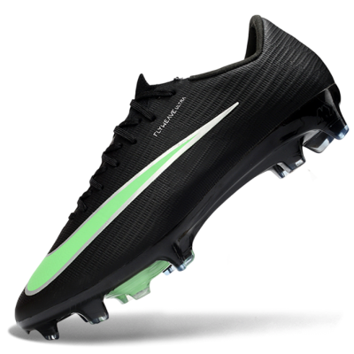 Bota de futebol preta com risca branca e verde e sola cravada