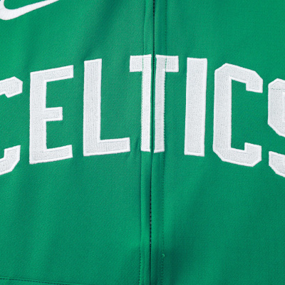 Casaco verde com texto CELTICS e logótipo da Nike branco bordados.
