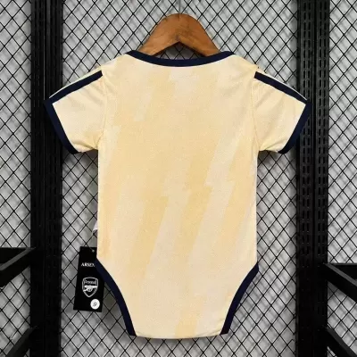 Body de bebé amarelo com detalhes azuis pendurado numa cabide