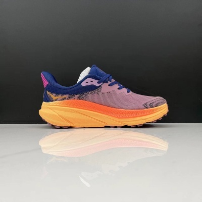 Ténis desportivo cor-de-rosa, azul e laranja com sola espessa