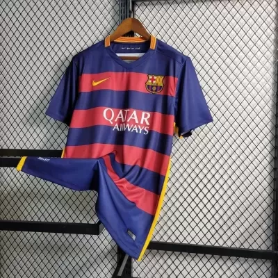 Camisa azul e vermelha do FC Barcelona com logos e texto