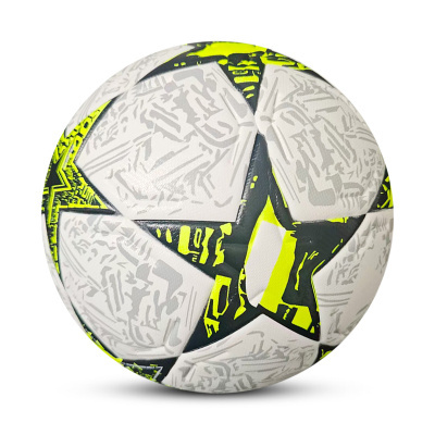 Bola de futebol branca com estrelas pretas e amarelas