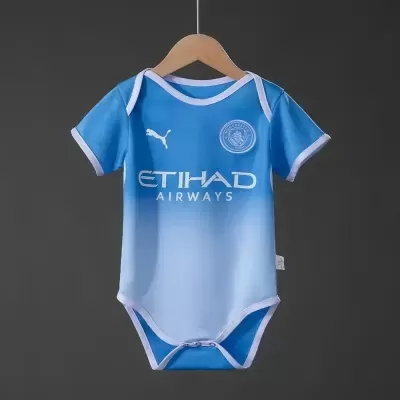 Body de bebé azul e branco com logotipos e texto dianteiro
