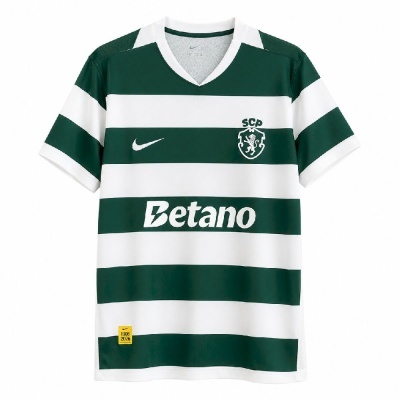 Camisola de futebol às riscas verdes e brancas com logótipo, insígnia e texto Betano.
