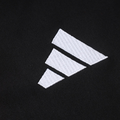 Logo Adidas bordado branco em tecido preto com lateral vermelha.