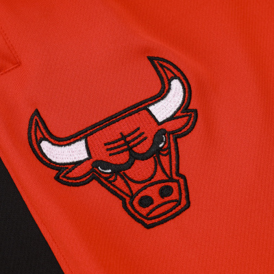 Roupa desportiva vermelha com logo de touro bordado