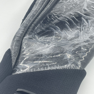 Luvas pretas com plástico transparente e punho em malha