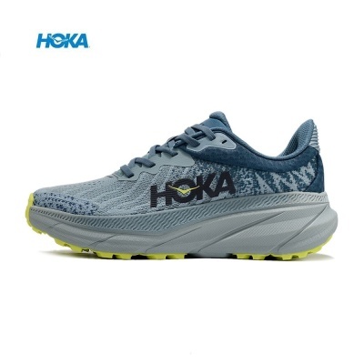 Tênis desportivo azul HOKA com sola cinza e amarelo claro