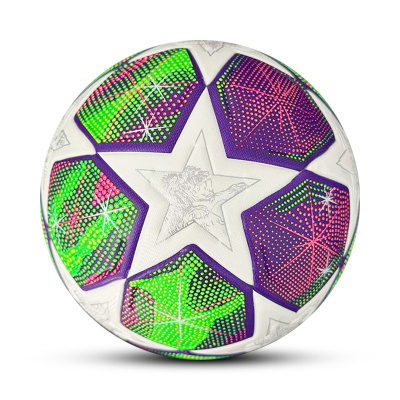 Bola de futebol colorida com padrão de estrelas verde, roxo, rosa e branco