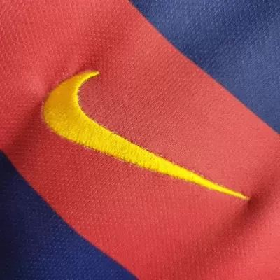 Tecido azul e vermelho com logótipo Nike amarelo bordado