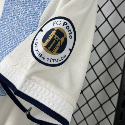 Manga de camisola branca do FC Porto com emblema bordado