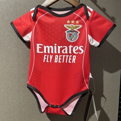 Body de bebé vermelho com logo e texto Emirates FLY BETTER