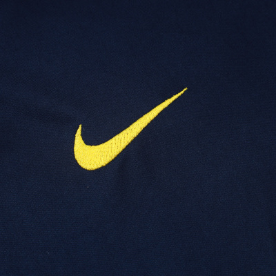Tecido azul escuro com logotipo Nike amarelo bordado e borda vermelha lateral