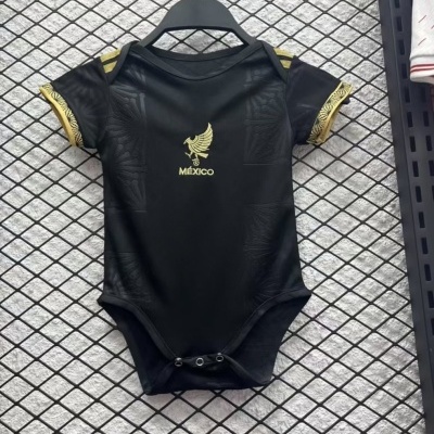 Body preto para bebé com bordado dourado e texto MÉXICO