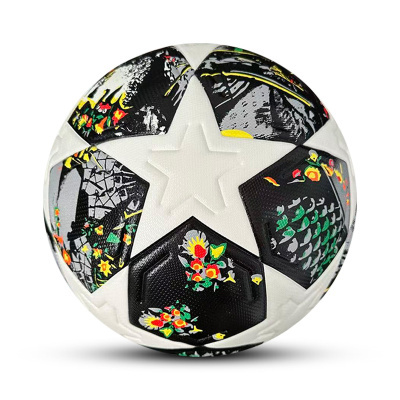 Bola de futebol branca com pentágonos negros e padrões coloridos abstratos