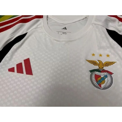 Camisola desportiva branca com símbolo colorido e logotipo Adidas vermelho