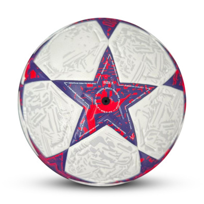 bola de futebol branca com padrão de estrelas azuis e vermelhas e texto no centro