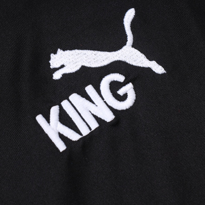 Bordado branco em tecido preto com figura de felino e palavra KING