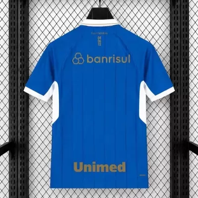 Camisola azul com detalhes brancos e textos dourados pendurada em cabide preto