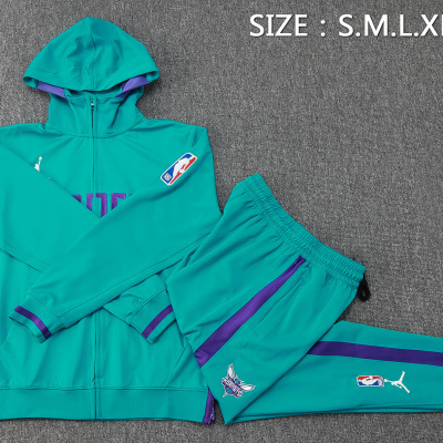 Conjunto desportivo verde e roxo com logos da NBA e Hornets