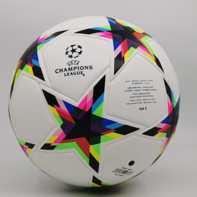 Bola de futebol UEFA Champions League branca com estrelas coloridas e texto preto