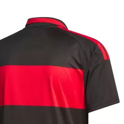 Camisa desportiva preta e vermelha com riscas e gola