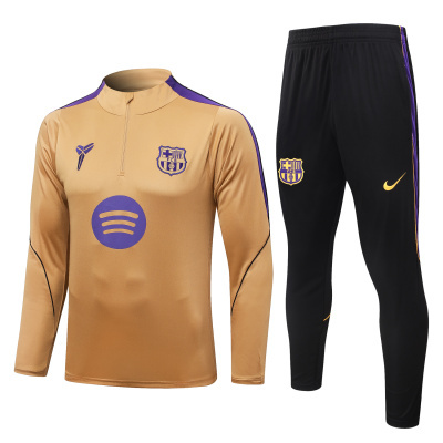 Conjunto desportivo de sweatshirt dourada com calças pretas do Barcelona