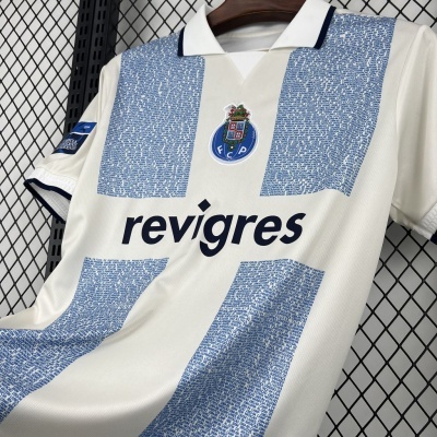Camisola de futebol branca com riscas azuis e logo FCP no peito