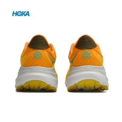 Sapatilhas de corrida HOKA laranja vistas de trás
