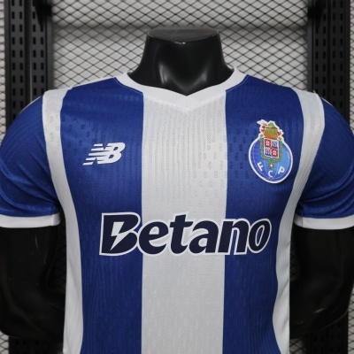 T-shirt de futebol azul e branca do FC Porto com logótipos e emblema