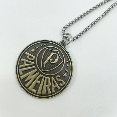 Colar com medalhão dourado com texto PALMEIRAS e corrente prateada