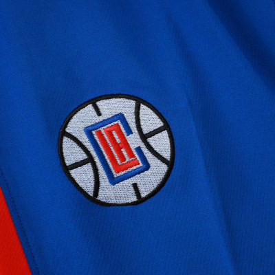 Pano azul com bordado do logótipo LA dentro de uma bola de basquetebol em branco, vermelho e azul