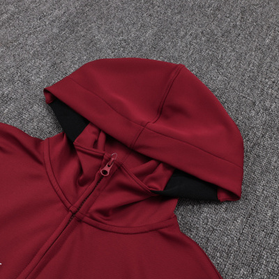 Casaco desportivo bordô com capuz e logo Nike branco sobre superfície cinza