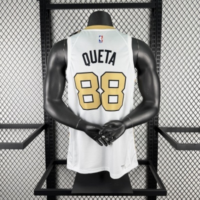 Camisola branca de basquetebol com número 88 e nome QUETA numa manequim preta