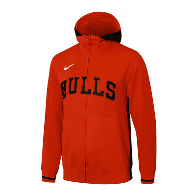 Casaco vermelho com capuz com a palavra BULLS e logótipo da Nike