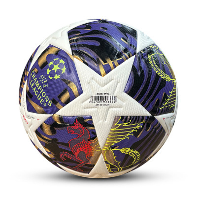 Bola de futebol branca com padrão colorido e logo UEFA Champions League