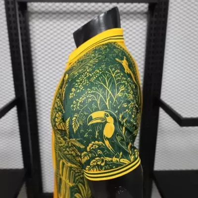 T-shirt verde e amarela com padrão de tucanos e folhagens
