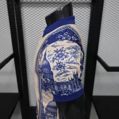 Camisola cintura curta com padrão azul e branco em manequim
