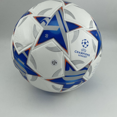 Bola de futebol branca com estrelas azuis e texto UEFA CHAMPIONS LEAGUE