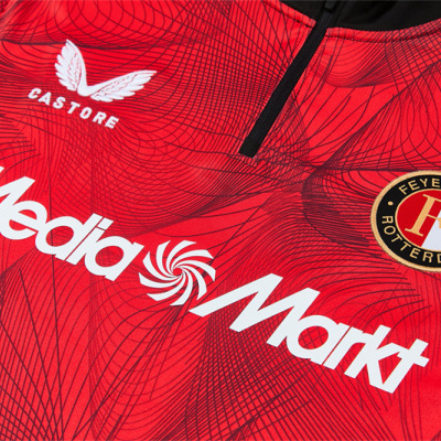 Camisola de futebol vermelha com logótipos Castore, Feyenoord Rotterdam e Media Markt