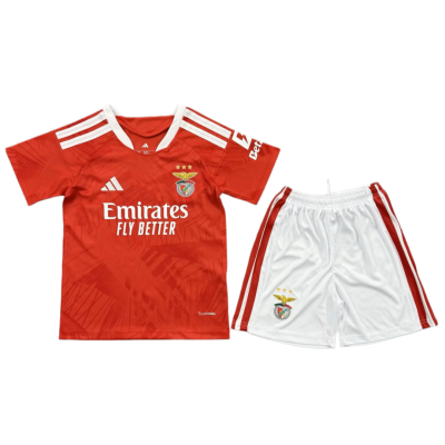 Conjunto de equipamento de futebol Benfica com camisola vermelha e calções brancos.