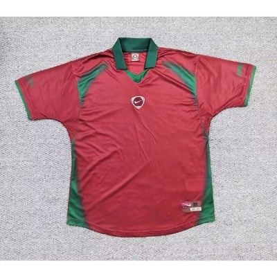 Camisola desportiva vermelha e verde com logo Nike ao centro e etiqueta MINNESOTA