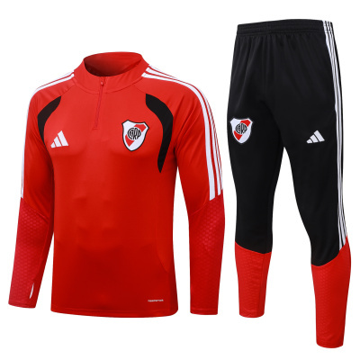 Conjunto desportivo vermelho e preto com logótipos CA RP e Adidas.