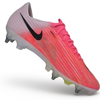 Chuteira de futebol cor-de-rosa e branca com cravos metálicos e logotipo Nike preto.
