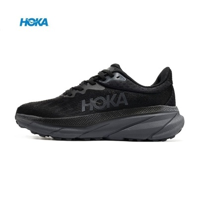 Ténis de corrida HOKA preto e cinza com sola espessa e logo lateral