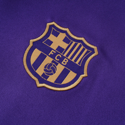 Tecido roxo com emblema bordado dourado do clube de futebol FCB