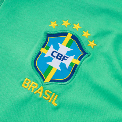 Roupa desportiva verde com escudo bordado da CBF e texto Brasil